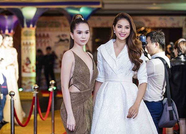 Xuất hiện trong một sự kiện, Ngọc Trinh thu hút sự chú ý với bộ đồ cắt xẻ táo bạo. Trong khi đó, Hoa hậu Hoàn vũ Việt Nam 2015 Phạm Hương lại kín đáo, thanh lịch trong thiết kế trắng có phom dáng cổ điển. Có thể thấy dù Ngọc Trinh gợi cảm hết cỡ vẫn lép vế khi đọ sắc cùng Phạm Hương.