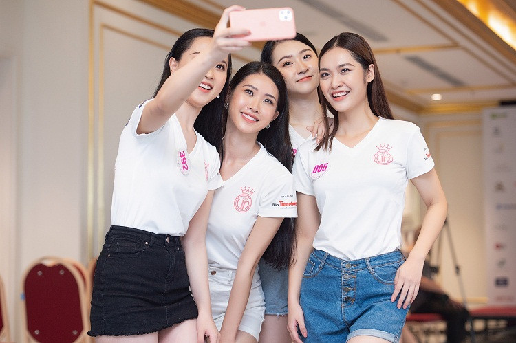 Các thí sinh trong hậu trường tập luyện cho bán kết Hoa hậu Việt Nam 2020.