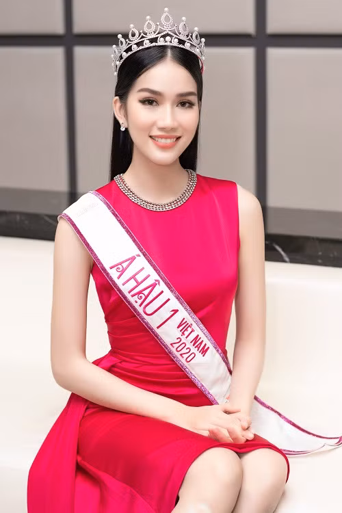 Trong đêm chung kết Hoa hậu Việt Nam 2020, Đỗ Thị Hà đăng quang hoa hậu, Phạm Ngọc Phương Anh (trong ảnh) đoạt danh hiệu á hậu 1, danh hiệu á hậu 2 thuộc về Nguyễn Lê Ngọc Thảo.