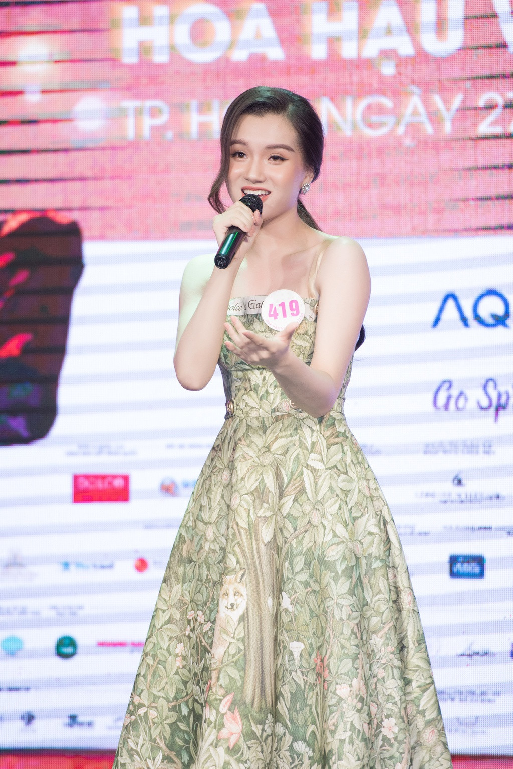 Tại phần thi tài năng Hoa hậu Việt Nam, Hoàng Tú Quỳnh thể hiện khả năng ca hát.