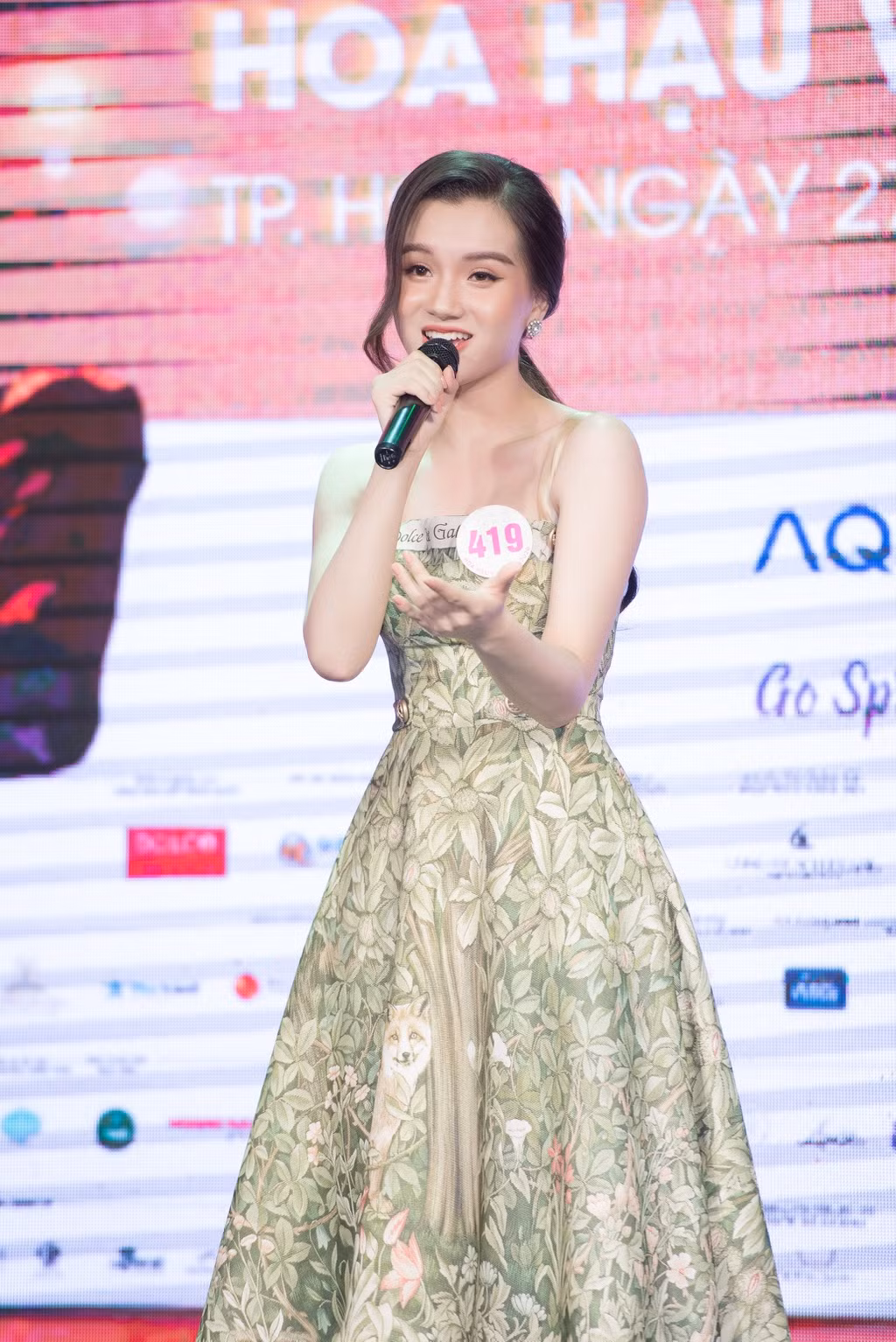 Tại phần thi tài năng Hoa hậu Việt Nam, Hoàng Tú Quỳnh thể hiện khả năng ca hát.