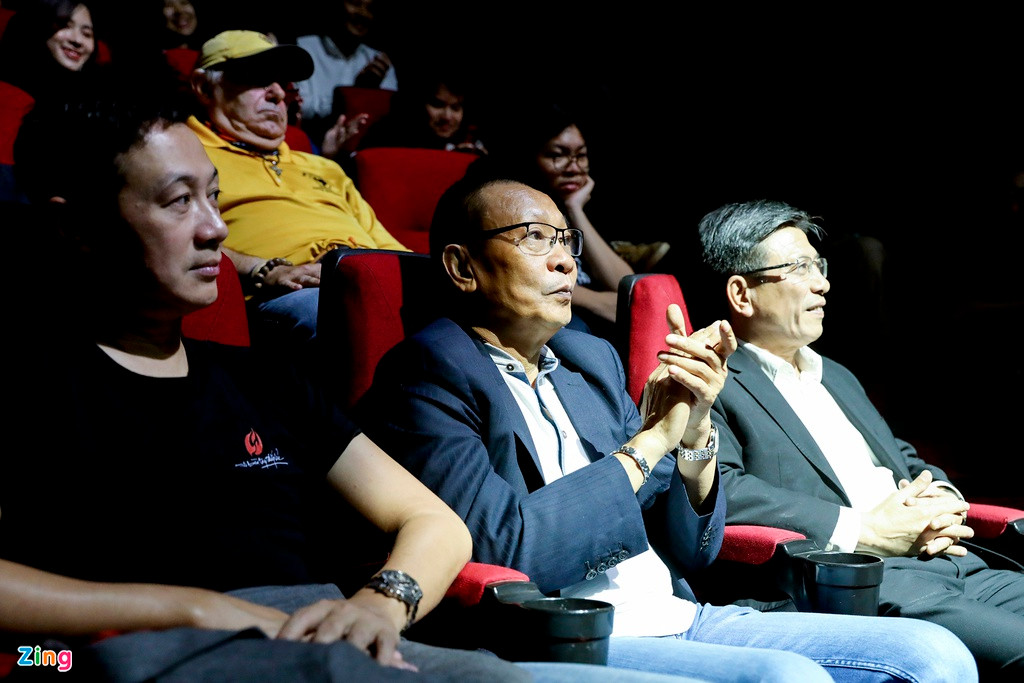 Tối 26/11, tại Hà Nội, Bức Tường có buổi biểu diễn kỷ niệm chặng đường 25 năm, đồng thời mở ra một hành trình âm nhạc mới. Có mặt ở hàng ghế khán giả đầu tiên là MC Lại Văn Sâm, Anh Tuấn và ông Phạm Duy Hòa - Hiệu trưởng Đại học Xây dựng. Bên cạnh đó, nhạc sĩ Quốc Trung, ca sĩ Tùng Dương, MC Diễm Quỳnh... đều đến chúc mừng ban nhạc.