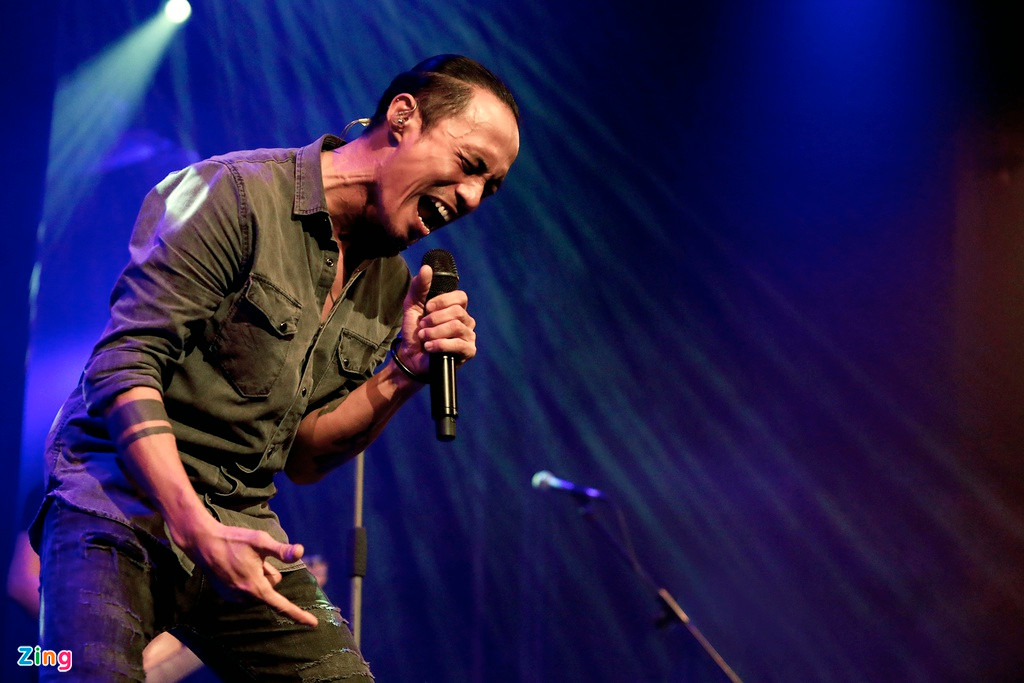 Chia sẻ về lý do mời Phạm Anh Khoa tham gia nhóm Bức Tường, Trần Tuấn Hùng bày tỏ: "Chúng tôi không muốn có ai thay thế vị trí thủ lĩnh của anh Lập. Nhưng để đi tiếp, Bức Tường cần một ca sĩ để truyền tải những sáng tác mới. Phạm Anh Khoa đã chơi với chúng tôi từ lâu. Giọng hát phù hợp với âm nhạc và chất của ban nhạc trong giai đoạn mới. Chúng tôi kết hợp ăn ý vì đồng điệu nhiều thứ".