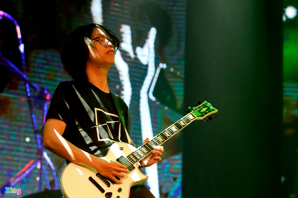 Con trai của nghệ sĩ Trần Tuấn Hùng cũng tham gia biểu diễn trong một tiết mục. Nhìn hình ảnh này, nhiều khán giả không khỏi nghĩ về một thế hệ Bức Tường nối tiếp trong tương lai.