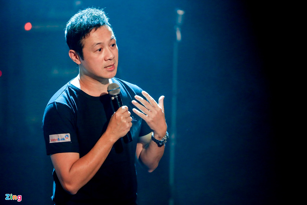 MC Anh Tuấn cũng có rất nhiều kỷ niệm với các thành viên của ban nhạc. Anh không khỏi xúc động khi nhìn lại những hình ảnh của thủ lĩnh Trần Lập và Bức Tường từ thời tuổi trẻ sục sôi và đầy máu lửa trên sân khấu. Anh tâm sự: "Chúng tôi gắn bó với nhau từ thời sinh viên, lấy âm nhạc làm món ăn, cuộc sống. Tôi nể Bức Tường vì các bạn đi con đường riêng, có sáng tác riêng. Nói thật ban đầu tôi không nghe Bức Tường. Sau này, tôi mới nghe nhiều và hiểu triết lý âm nhạc của nhóm. Các bạn chọn hành trình mới là con đường không tên. Nhưng tôi tin chắc trên con đường đó sẽ có tên tôi, anh Lại Văn Sâm và nhiều người khác đồng hành cùng".