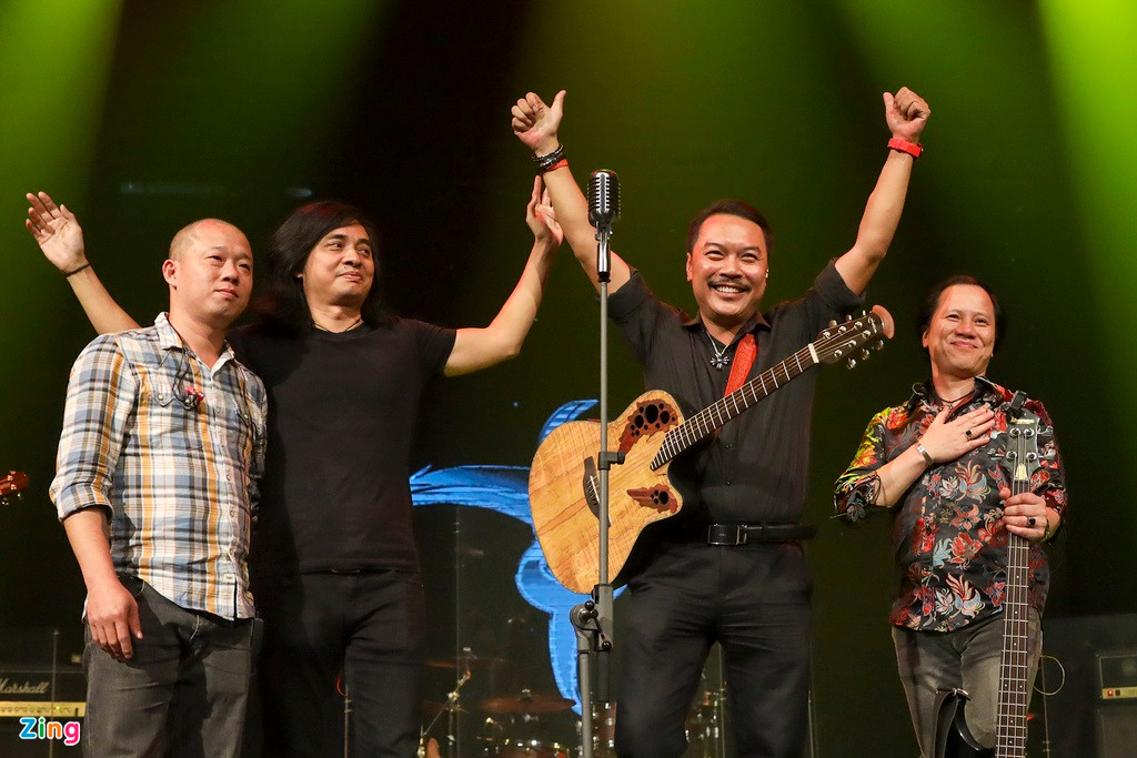 Các thành viên đời đầu của Bức Tường, gồm Nhất Hoàng, Nguyễn Hoàng, Mạnh Tuấn, hội ngộ trên sân khấu. Họ cùng nhau chơi nhạc và hát vang ca khúc Trở về, We are the Wall band để nhớ về người đồng đội đã khuất.