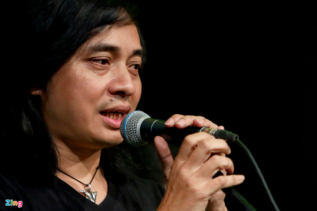 Guitarist Trần Tuấn Hùng là thủ lĩnh hiện tại của Bức Tường. Anh chia sẻ ban nhạc từng trải qua những tháng ngày hoang mang, mất phương hướng, tưởng chừng như sụp đổ. Nhưng rồi họ quyết định đi tiếp vì đó chính là ý nguyện của cố nghệ sĩ Trần Lập. "Để đi đến ngày hôm nay, chúng tôi phải nhờ sự động viên, giúp đỡ của nhiều anh em, bạn bè và khán giả thân yêu. Có những ngày tháng chúng tôi gặp rất nhiều khó khăn. Mọi người đã chìa tay ra và kéo chúng tôi đi".