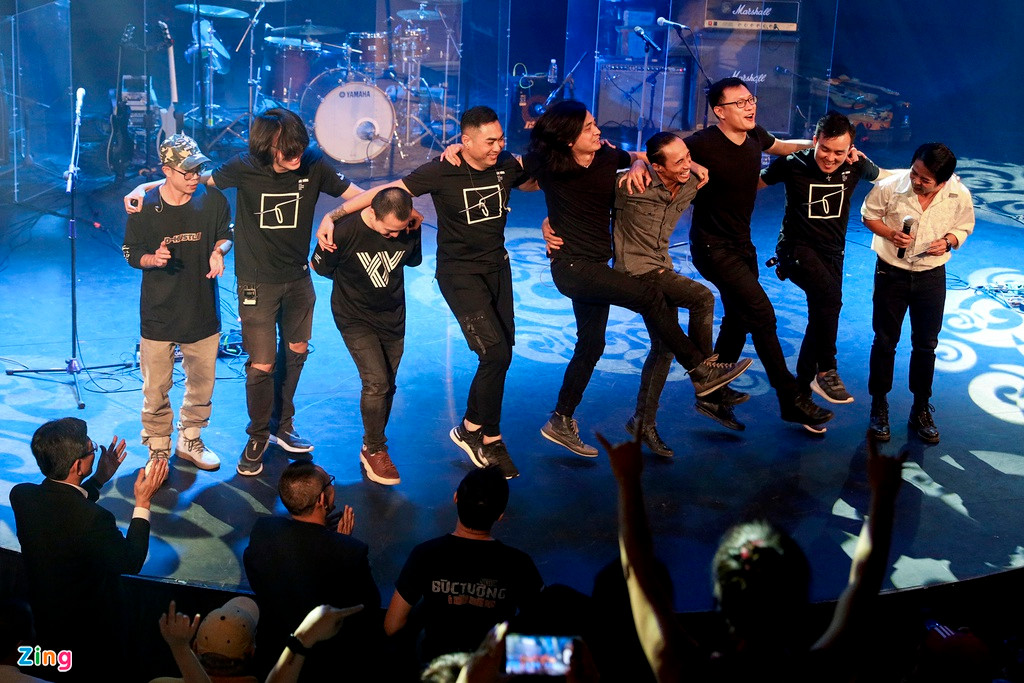 Ban nhạc chọn ca khúc Tháng 10 để khép lại buổi diễn. Ở phía dưới, khán giả đồng loạt bật sáng điện thoại, đứng dậy nhún nhảy, hò reo và gọi to tên Bức Tường. Họ nán lại đến những giây phút cuối.