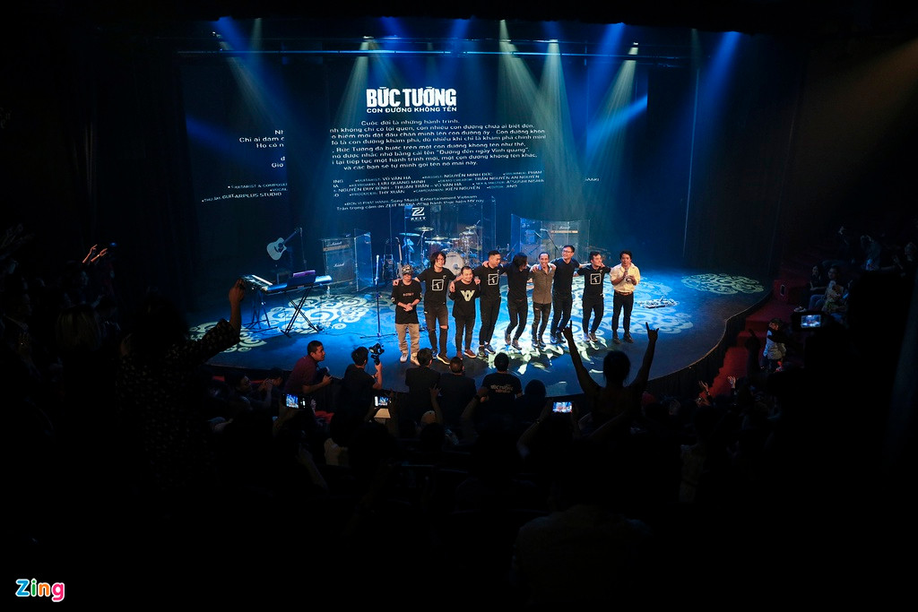 "25 năm trước, Bức Tường đã bước trên một con đường không tên như thế, để rồi sau này nó được nhắc nhở bằng cái tên Đường đến ngày vinh quang. Giờ đây chúng tôi lại tiếp tục một hành trình mới, một con đường không tên khác. Và các bạn sẽ tự mình gọi tên nó mai này".