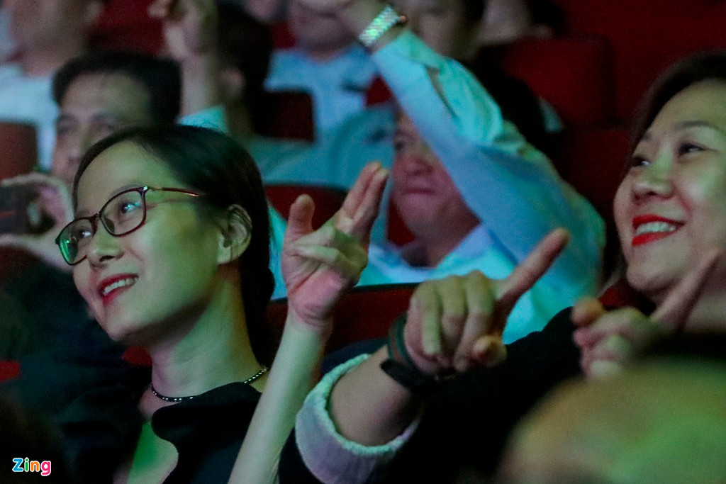 Cũng như các rock band khác, Bức Tường vẫn còn đó những khán giả trung thành, dõi theo từng bước chân của họ. Người hâm mộ xúc động khi nhìn thấy một Bức Tường phiên bản mới hừng hực lửa trên sân khấu.