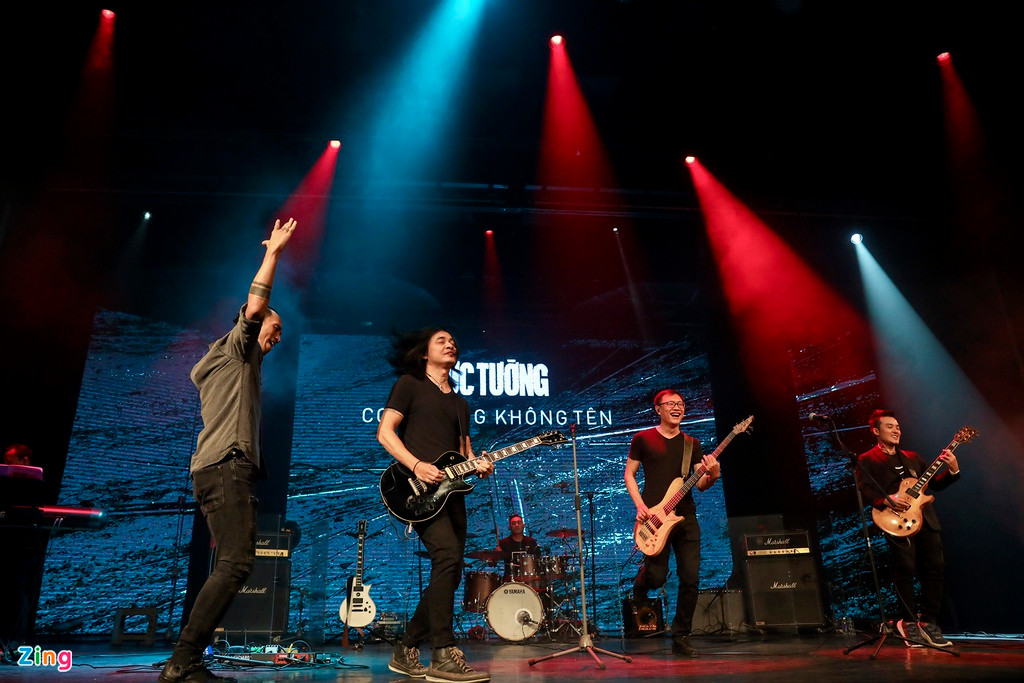 Ngoài những màn hát rock máu lửa trên sân khấu, Phạm Anh Khoa khá kiệm lời khi được MC mời chia sẻ. Anh nói bản thân cảm thấy rất vui khi được đứng dưới mái nhà Bức Tường. Anh mong giữ được ngọn lửa và tình yêu với rock Việt. Tuy nhiên, bên cạnh đó, anh cũng cảm nhận một chút áp lực khi thay thế giọng ca huyền thoại Trần Lập: "Mong rằng tôi sẽ truyền tải được những ý niệm mà Bức Tường từ những ngày đầu đã dựng lên".