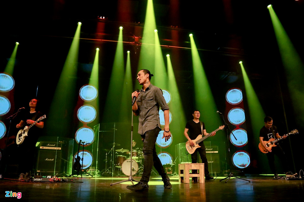 Sau đó, Phạm Anh Khoa xuất hiện trên sân khấu trong vai trò thành viên mới của Bức Tường. Anh là giọng hát chính thể hiện các ca khúc trong album thứ 6 Con đường không tên. Album gồm 10 bài hát, do Tuấn Hùng và thành viên Vũ Mạnh Hà sáng tác. Trong đó, Tuấn Hùng viết Ly cà phê không đường tặng riêng Trần Lập. Và Ước muốn là món quà anh dành cho Anh Khoa.