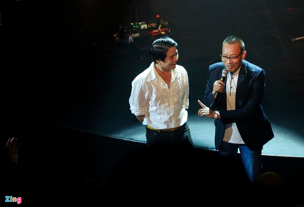 MC Lại Văn Sâm gắn bó với Bức Tường từ thời SV 96. Anh chia sẻ: "Nếu để nói về Bức Tường, tôi nói cả ngày không hết. Tôi chỉ góp phần tạo ra sân chơi để các bạn lộ diện mà thôi. Đó là niềm tự hào của tôi. Khi ngồi ở dưới kia, tôi cảm động lắm. Tôi nhớ Trần Lập, nhớ những ngày đầu tiên của các bạn. Bây giờ, Bức Tường tiếp tục gắn kết mọi người bằng âm nhạc, vì âm nhạc giúp con người gắn kết tuyệt vời lắm".