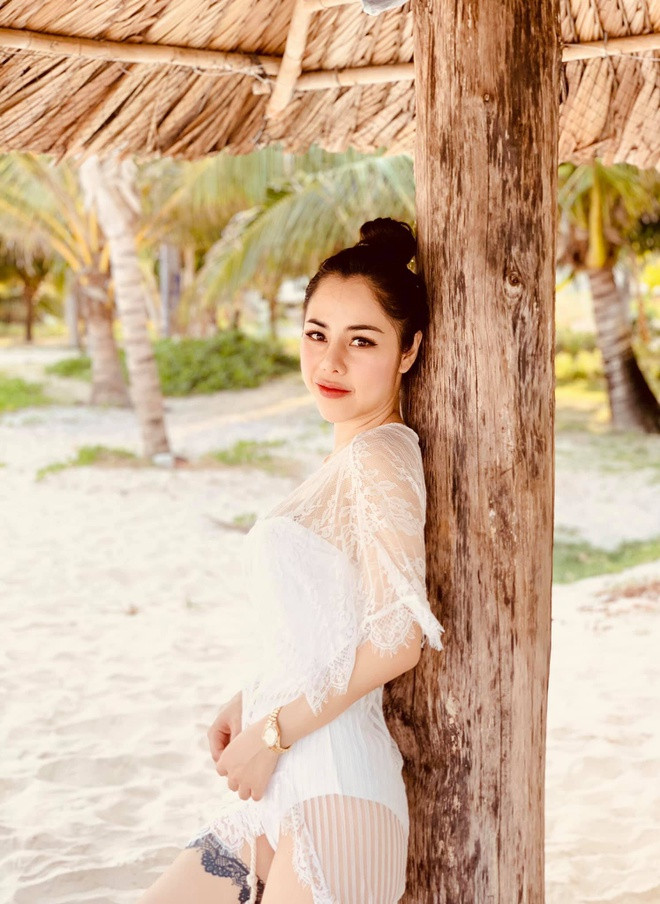  Bạn gái mới của diễn viên Huỳnh Anh theo đuổi phong cách sexy, gợi cảm. Cựu MC được nhận xét có vóc dáng cân đối.