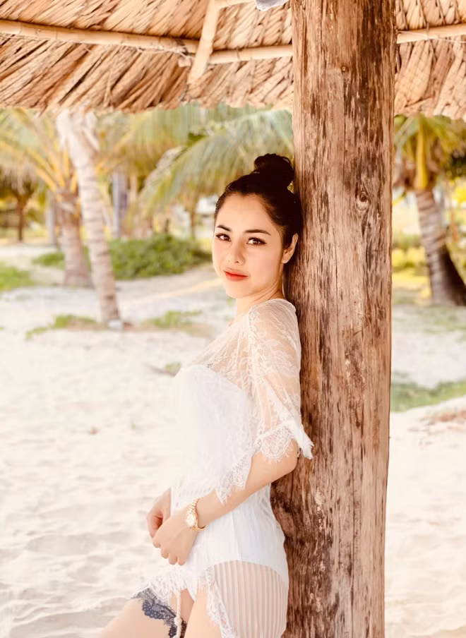  Bạn gái mới của diễn viên Huỳnh Anh theo đuổi phong cách sexy, gợi cảm. Cựu MC được nhận xét có vóc dáng cân đối.