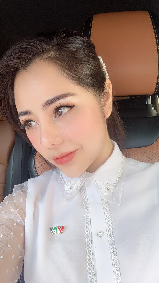 So với hình ảnh trên sóng truyền hình, ngoài đời, Lan Phương có phần trưởng thành hơn. Cô chuộng phong cách make up sắc sảo với điểm nhấn ở vùng mắt.