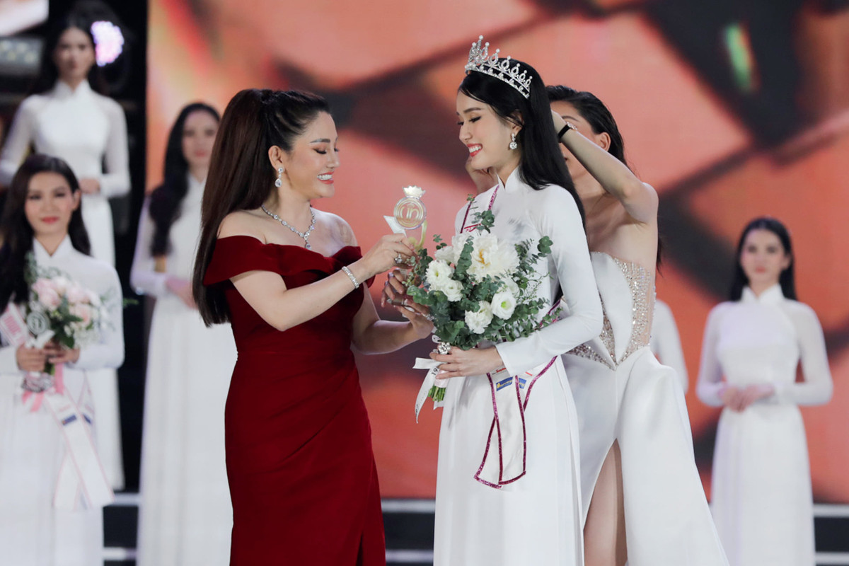 Phương Anh cao 1,77 m, số đo ba vòng 82-61-90 cm, từng là Hoa khôi Áo dài Nữ sinh Việt Nam 2015.