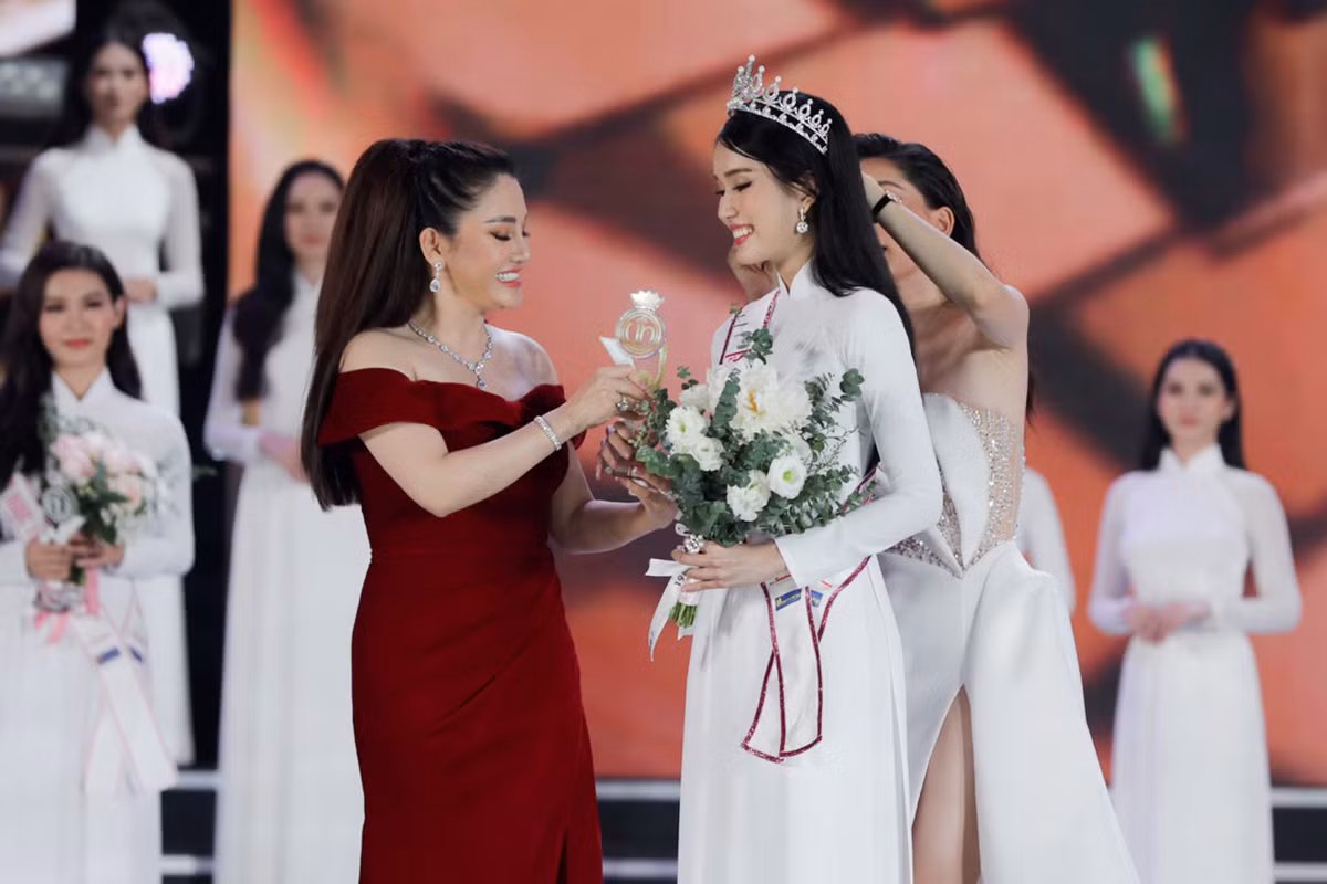 Phương Anh cao 1,77 m, số đo ba vòng 82-61-90 cm, từng là Hoa khôi Áo dài Nữ sinh Việt Nam 2015.