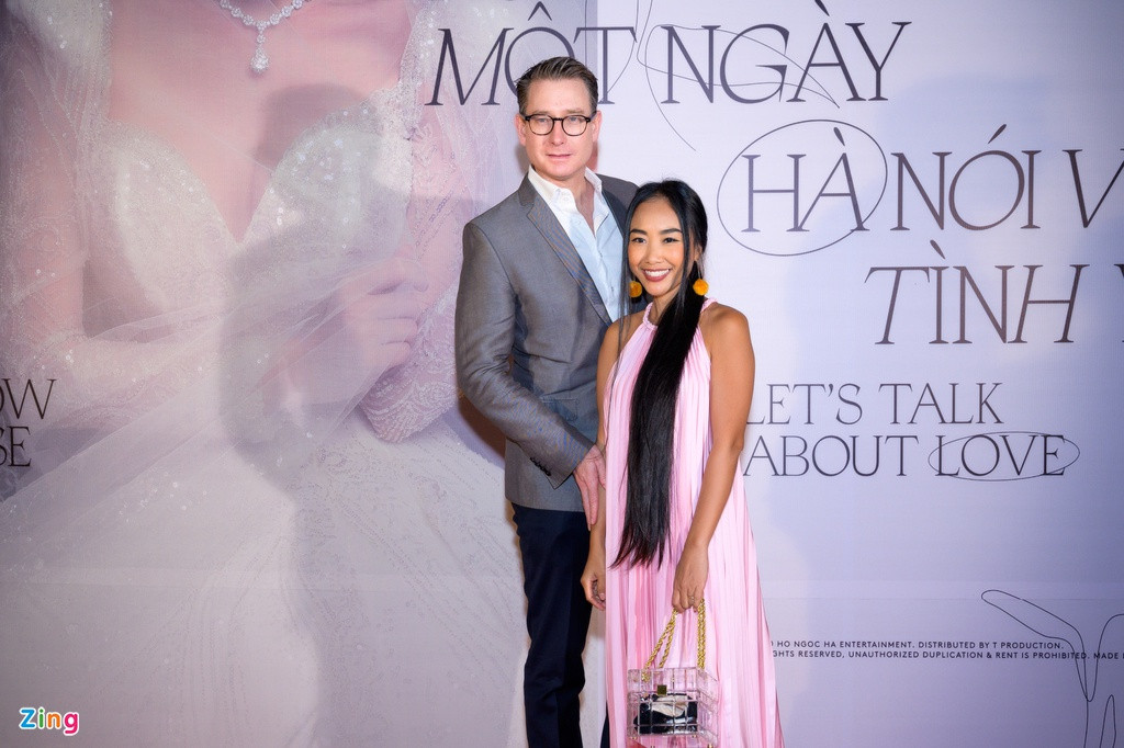 Đoan Trang cùng ông xã tới sự kiện. Hồ Ngọc Hà cảm ơn đồng nghiệp đã dành thời gian đến chúc mừng cô. Nữ ca sĩ hài hước chia sẻ: "Cảm ơn tất cả đã đến đây để coi những giây phút khó quên của tôi. Tôi rất ngại khi làm phiền thời gian của mọi người nhưng đã đến thì theo dõi phim, xem tôi khi mang thai, sinh con thế nào".