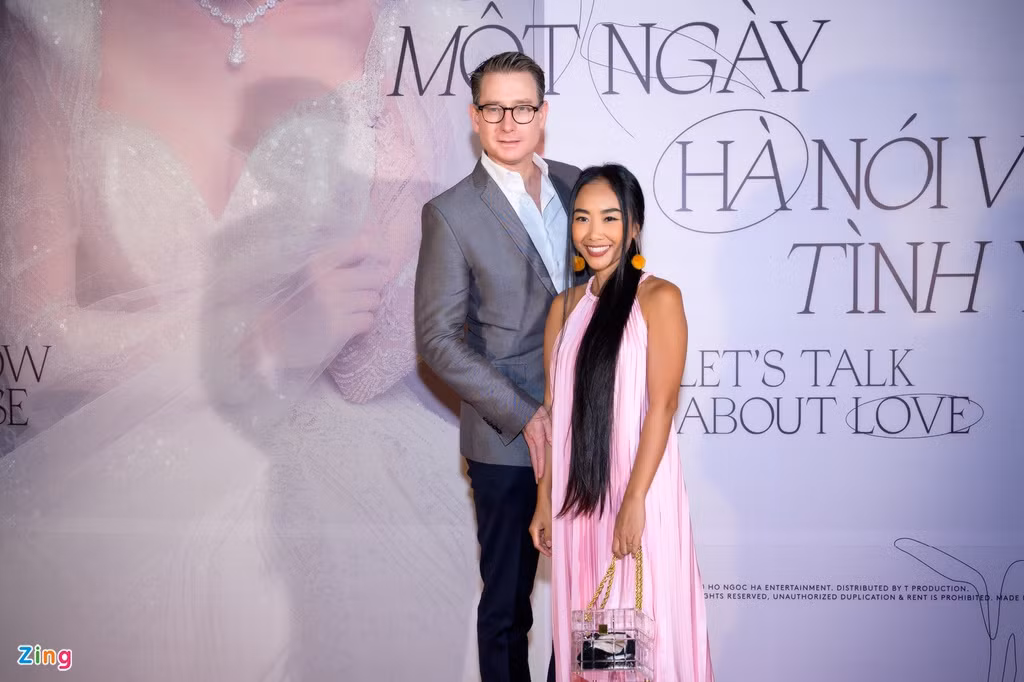 Đoan Trang cùng ông xã tới sự kiện. Hồ Ngọc Hà cảm ơn đồng nghiệp đã dành thời gian đến chúc mừng cô. Nữ ca sĩ hài hước chia sẻ: "Cảm ơn tất cả đã đến đây để coi những giây phút khó quên của tôi. Tôi rất ngại khi làm phiền thời gian của mọi người nhưng đã đến thì theo dõi phim, xem tôi khi mang thai, sinh con thế nào".