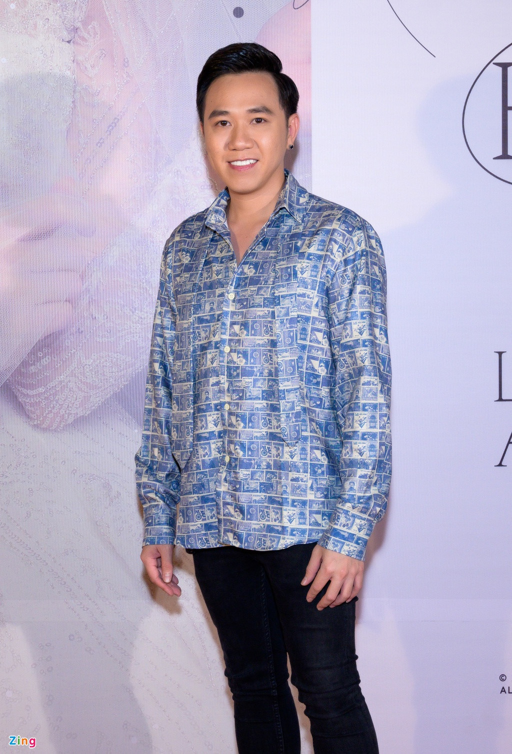 Các nghệ sĩ đến tham gia buổi họp báo đeo khẩu trang, đo nhiệt độ và dùng nước rửa tay khi vào rạp xem phim. Họ chỉ tháo khẩu trang khi chụp hình thảm đỏ.