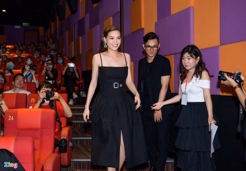 “Tôi chưa được coi bộ phim một cách hoàn thiện. Tôi chỉ biết ê-kíp đã theo chân tôi suốt 9 tháng qua để ghi lại mọi khoảnh khắc. Thời gian mang bầu, tôi rất nhiều lần khó chịu với họ. Nhưng để rồi chúng tôi có được những thước phim này và là kỷ niệm đáng nhớ”, cô tâm sự thêm.