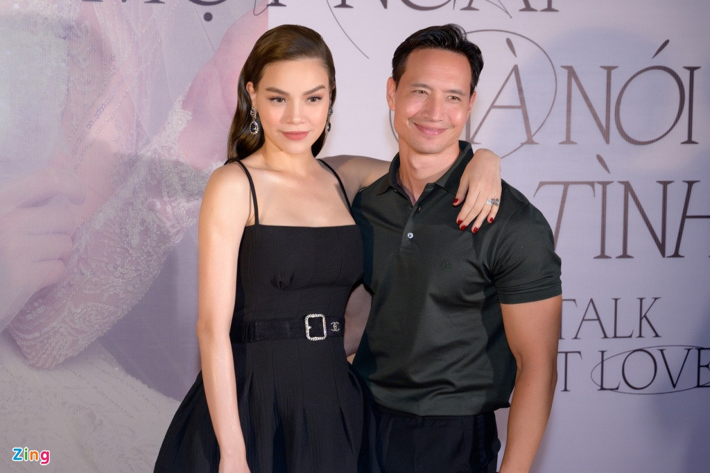 Tối 15/12, Hồ Ngọc Hà lần đầu xuất hiện kể từ khi sinh con. Kim Lý đưa nữ ca sĩ đến buổi ra mắt phim tài liệu Rồi một ngày Hà nói về tình yêu (Let’s Talk About Love). Đây là phim tư liệu ghi lại cuộc sống và quá trình thực hiện dự án âm nhạc Love Songs 2020 trong suốt 9 tháng qua của Hồ Ngọc Hà.