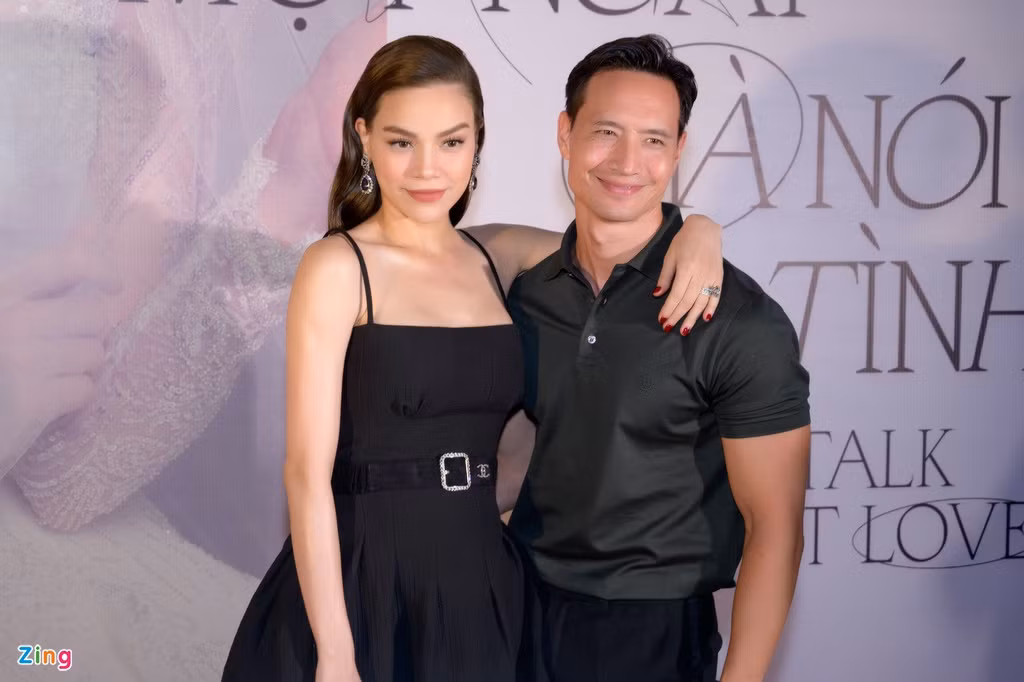 Tối 15/12, Hồ Ngọc Hà lần đầu xuất hiện kể từ khi sinh con. Kim Lý đưa nữ ca sĩ đến buổi ra mắt phim tài liệu Rồi một ngày Hà nói về tình yêu (Let’s Talk About Love). Đây là phim tư liệu ghi lại cuộc sống và quá trình thực hiện dự án âm nhạc Love Songs 2020 trong suốt 9 tháng qua của Hồ Ngọc Hà.