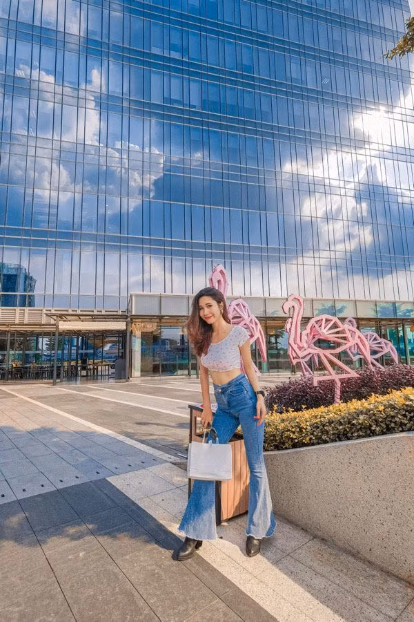 Trước đây, người đẹp từng tự ti vì hoàn cảnh khó khăn của gia đình. Cô kể cả thời học sinh đều mặc lại quần áo dùng cặp sách, đồ dùng học tập do anh chị em họ gửi lại cho. "Tôi đã từng tự ti, vì thấy mình khác các bạn, không có những thứ tất cả mọi người trong lớp đều có. Nhưng rồi sau này, tôi mới hiểu ra rằng, đó là may mắn của mình. Vì là đồ cũ nên tôi học được cách giữ gìn, trân trọng hơn, chung tay, góp sức bảo vệ môi trường, không lãng phí tài nguyên của cải vật chất”, Ngọc Tuyết tâm sự.