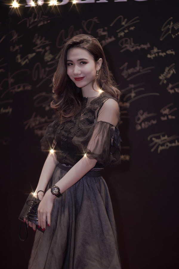 “Ở trung tâm đào tạo của công ty, tôi được học đi đứng, giao tiếp hay giữ hình ảnh khi ra ngoài. Tác phong làm việc đã hoàn thiện bản thân rất nhiều. Quá trình làm việc với tần suất cao, hay thay đổi giờ giấc sinh hoạt của một tiếp viên hàng không giúp tôi thích ứng tốt với hành trình chạm tới vương miện”, người đẹp tâm sự.