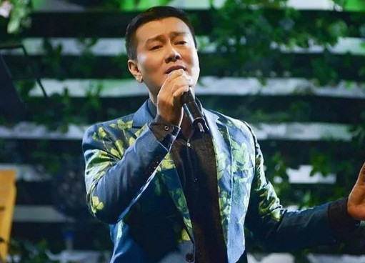 Ca si Tuan Phuong duy tri su song bang may tho, tien luong xau