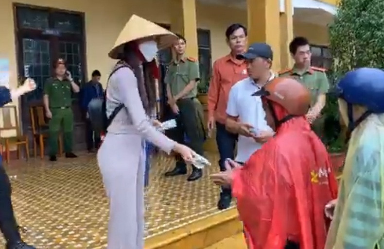 Thuy Tien dung phat tien o Hai Lang vi dan nhan cuu tro deo vang-Hinh-2