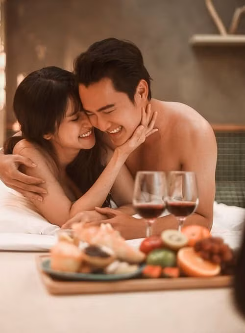 Bên cạnh hình chụp ngoại cảnh, Thảo Trang và chồng thứ hai cũng có những khoảnh khắc gần gũi vô cùng nóng bỏng.