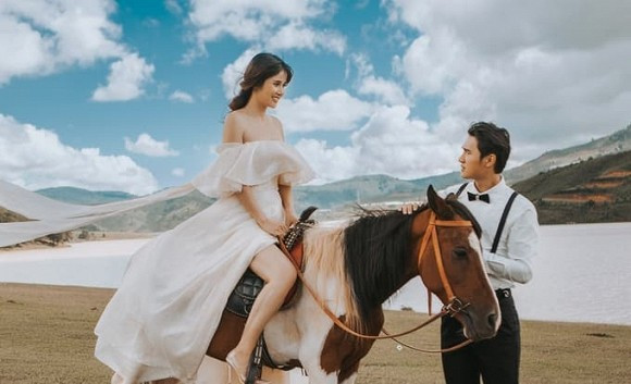 Diễn viên Thảo Trang và chồng trẻ chụp ảnh cưới ở Đà Lạt.