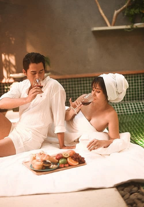 Tại thành phố ngàn hoa, cặp đôi đã ghi lại được những khoảnh khắc vô cùng ngọt ngào.