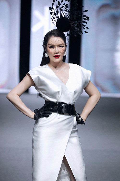 Không khiến mọi người thất vọng, Lý Nhã Kỳ xuất hiện lộng lẫy và đầy tự tin trên sàn catwalk.