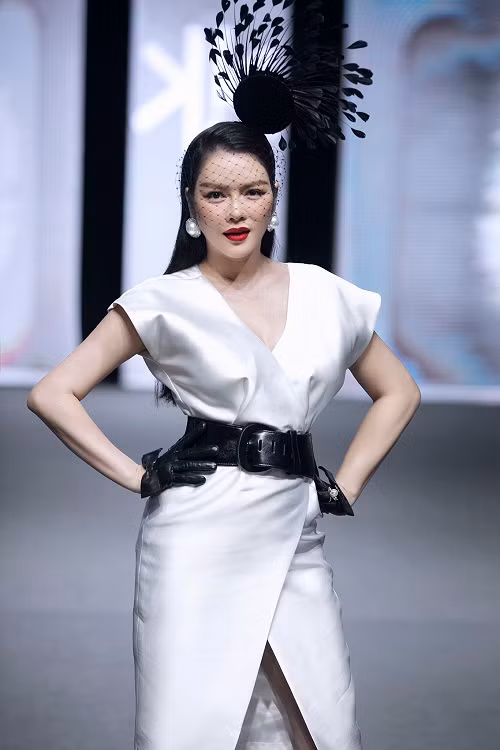 Không khiến mọi người thất vọng, Lý Nhã Kỳ xuất hiện lộng lẫy và đầy tự tin trên sàn catwalk.