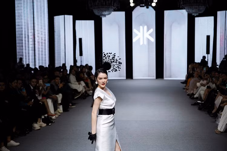 Thần thái đỉnh cao của Lý Nhã Kỳ trên sàn catwalk khiến nhiều người thích thú.