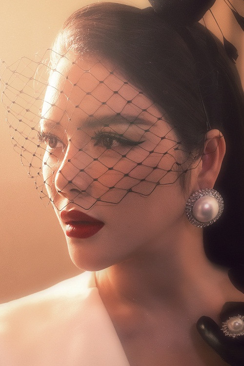 Tham gia trình diễn với vai trò khách mời làm vedette, Lý Nhã Kỳ được ê-kíp tận tình chuẩn bị.