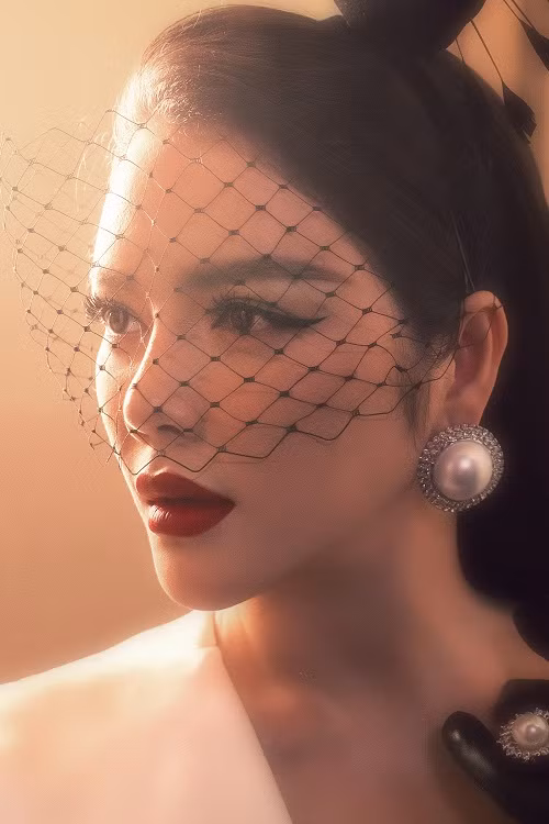 Tham gia trình diễn với vai trò khách mời làm vedette, Lý Nhã Kỳ được ê-kíp tận tình chuẩn bị.