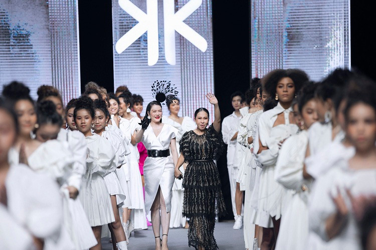 Khi xuất hiện trên sàn diễn, Lý Nhã Kỳ nhận được những tràng vỗ tay cổ vũ từ khán giả.