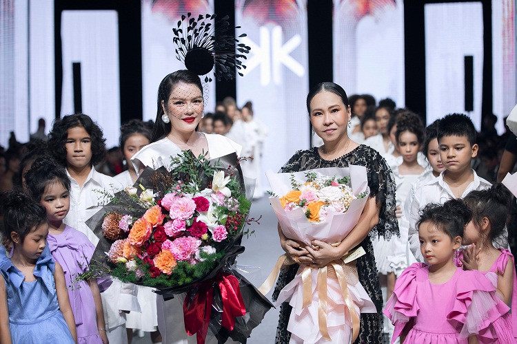 Trước đó Lý Nhã Kỳ từng làm vedette trên sàn diễn của Asian Kids Fashion Week trong bộ sưu tập của nhà thiết kế Nhật Bản.