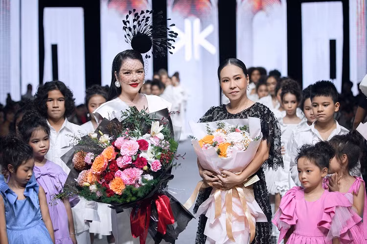 Trước đó Lý Nhã Kỳ từng làm vedette trên sàn diễn của Asian Kids Fashion Week trong bộ sưu tập của nhà thiết kế Nhật Bản.