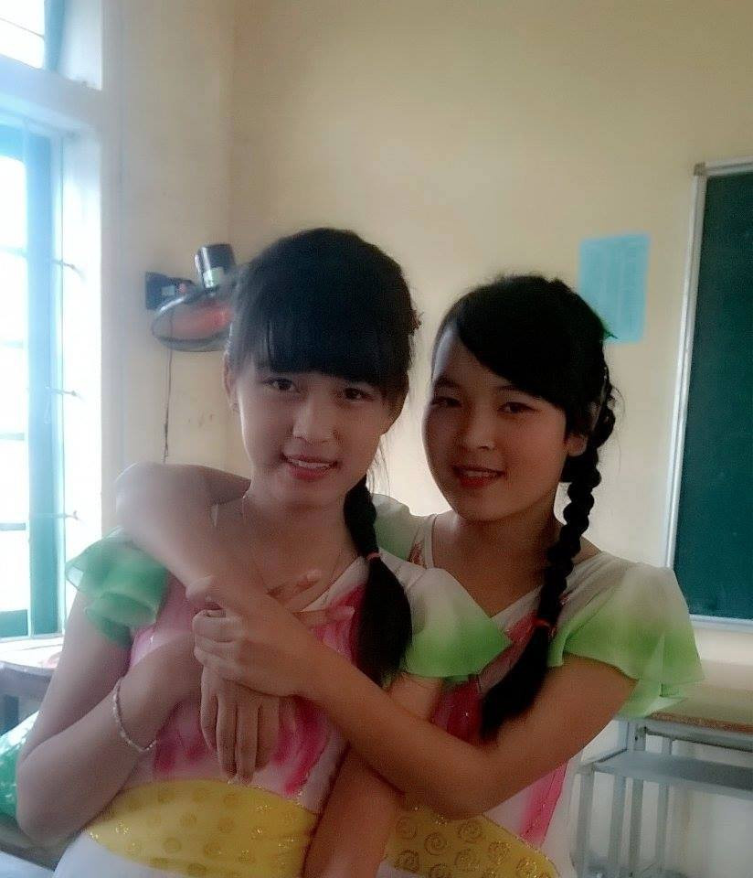 Bố ruột kể Đỗ Thị Hà học giỏi, năng nổ tham gia hoạt động của trường. Trong khi đó, thím ruột của tân hoa hậu bày tỏ với Zing: "Cháu Hà có khiếu ca hát, nhảy múa. Thầy cô giáo luôn khuyên và động viên em tham gia các cuộc thi nghệ thuật".