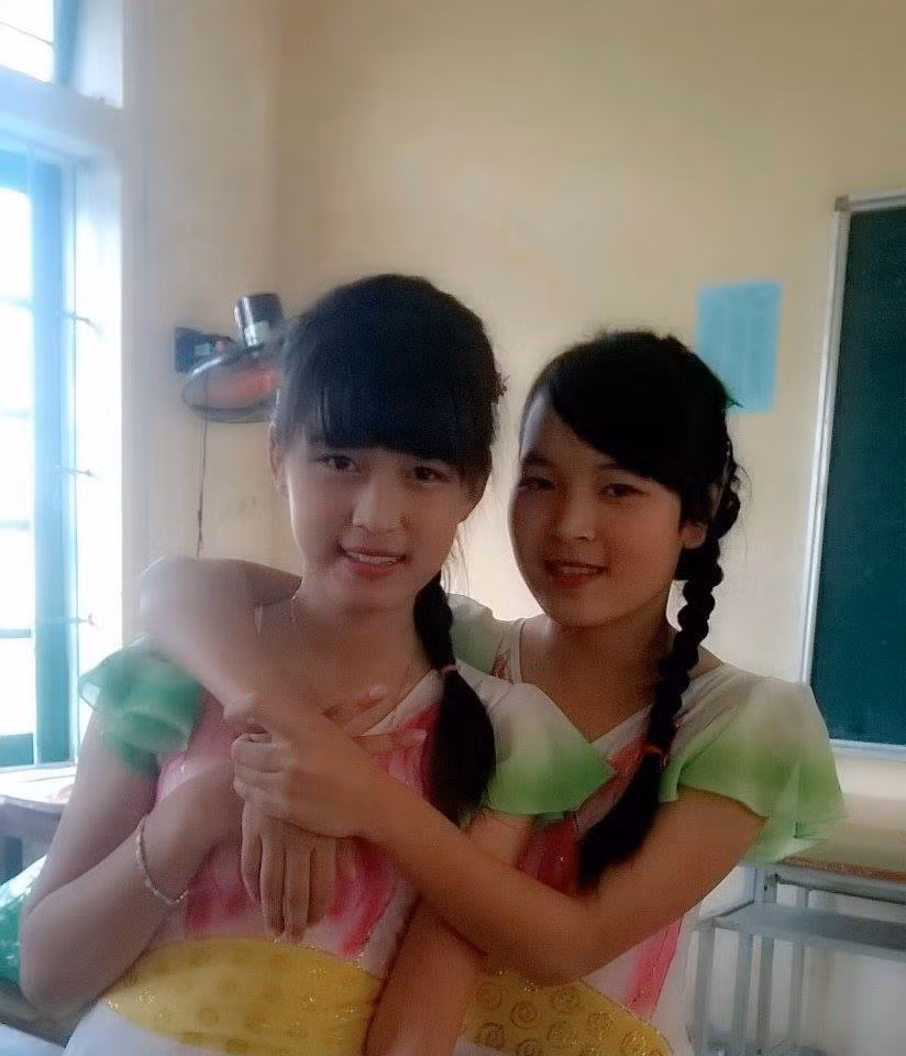 Bố ruột kể Đỗ Thị Hà học giỏi, năng nổ tham gia hoạt động của trường. Trong khi đó, thím ruột của tân hoa hậu bày tỏ với Zing: "Cháu Hà có khiếu ca hát, nhảy múa. Thầy cô giáo luôn khuyên và động viên em tham gia các cuộc thi nghệ thuật".