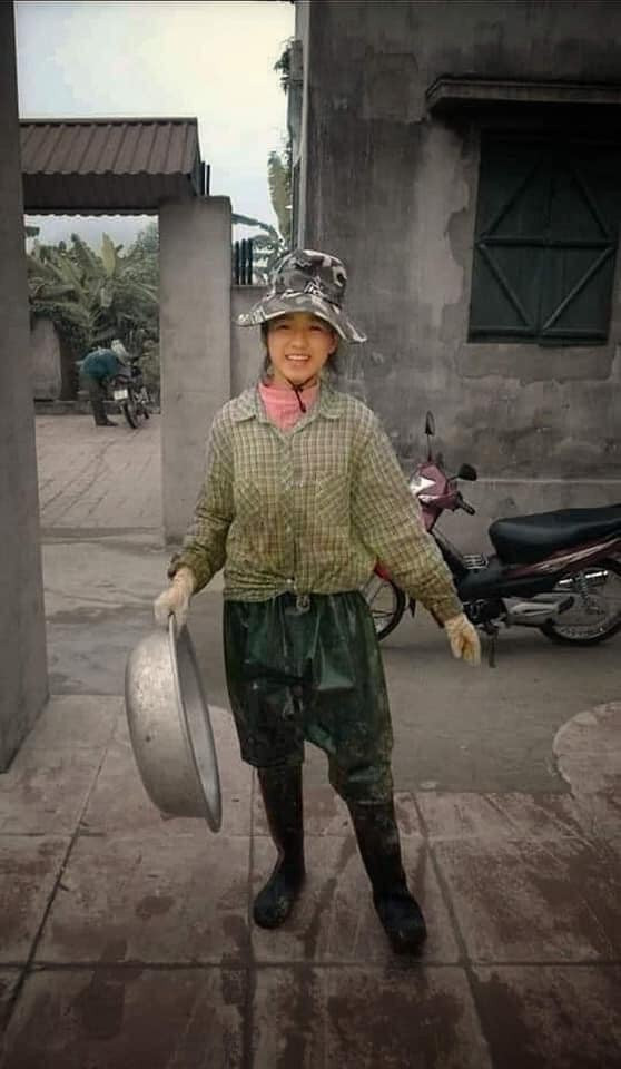 Bức ảnh Đỗ Thị Hà lấm lem bùn đất trong bộ đồ làm nông khiến truyền thông chú ý. Theo chia sẻ, ngoài giờ học, cô còn phụ gia đình việc đồng áng, chăm sóc ông bà đã ngoài 80 tuổi.