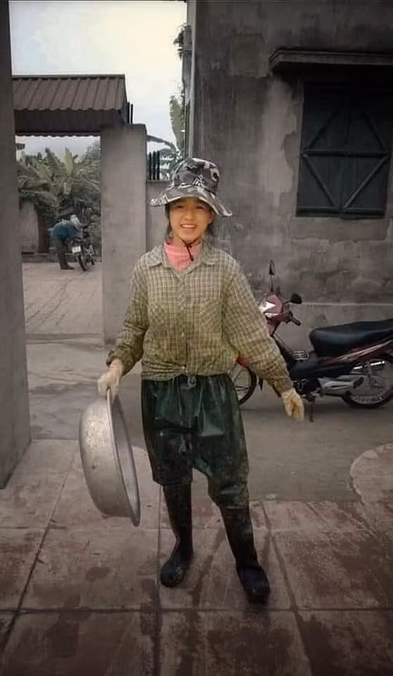 Bức ảnh Đỗ Thị Hà lấm lem bùn đất trong bộ đồ làm nông khiến truyền thông chú ý. Theo chia sẻ, ngoài giờ học, cô còn phụ gia đình việc đồng áng, chăm sóc ông bà đã ngoài 80 tuổi.