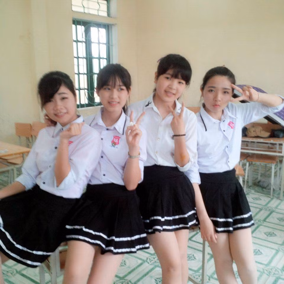 Đỗ Thị Hà (thứ hai từ trái sang) tự nhận mình vui vẻ, hoạt bát.