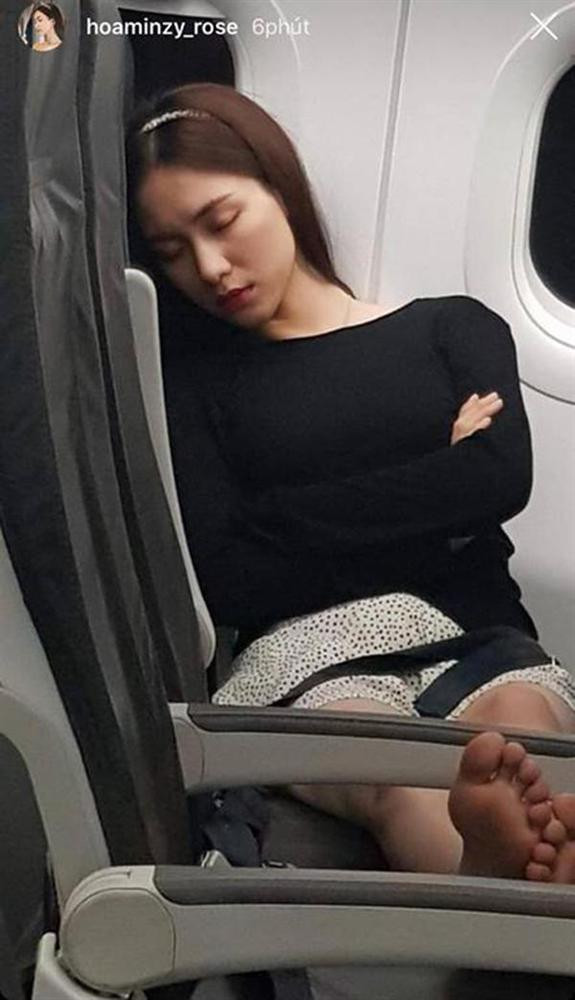 Hòa Minzy vẫn được khen khả ái dù ngủ thiếp đi không biết trời trăng.