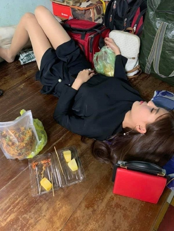 Nhan sắc Thúy Diễm vẫn tỏa sáng giữa không gian bề bộn.